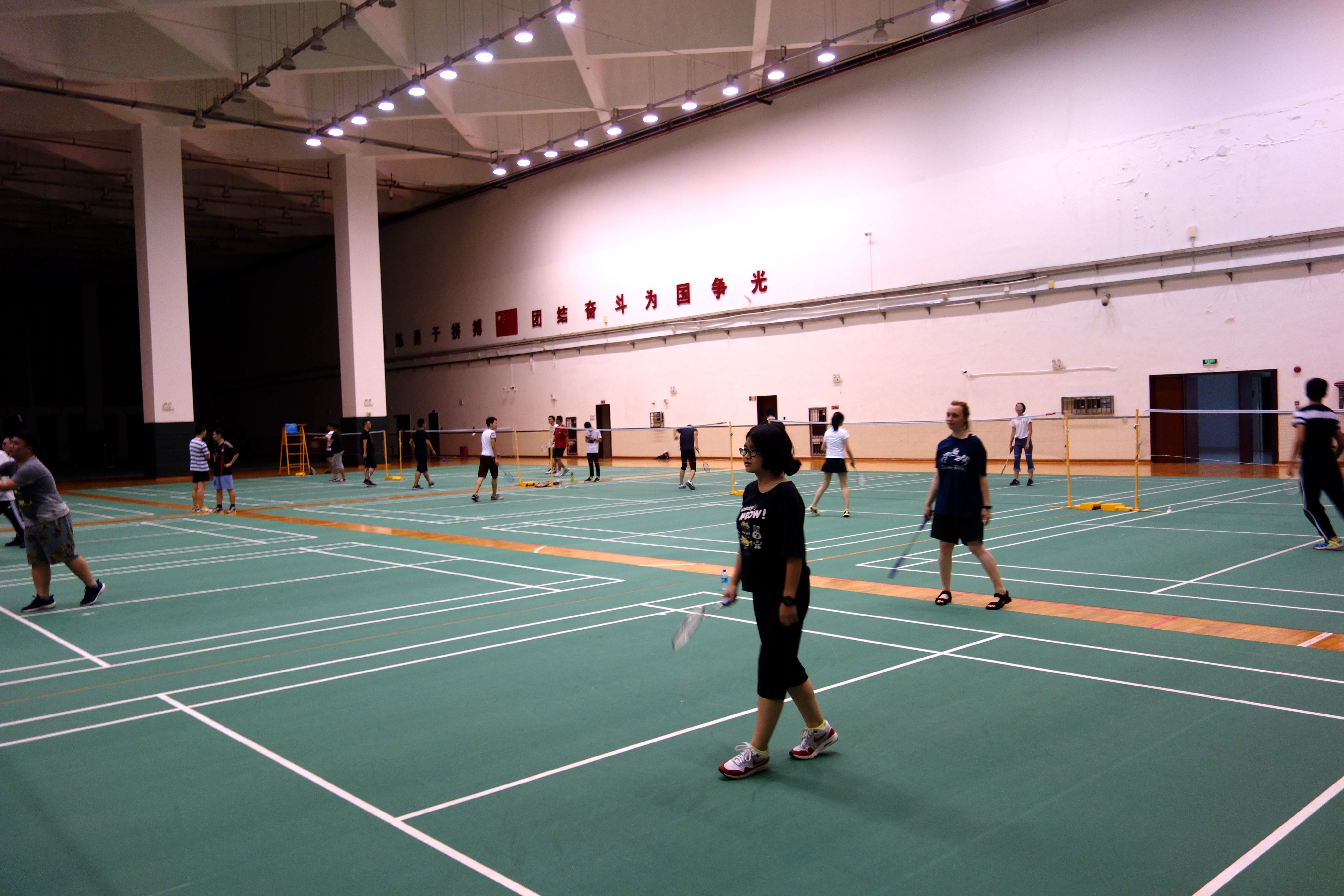学校羽毛球场高手云集