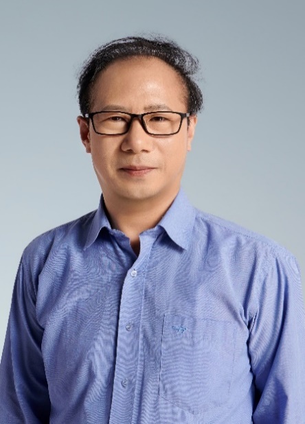 男人戴着眼镜穿着衬衫描述已自动生成